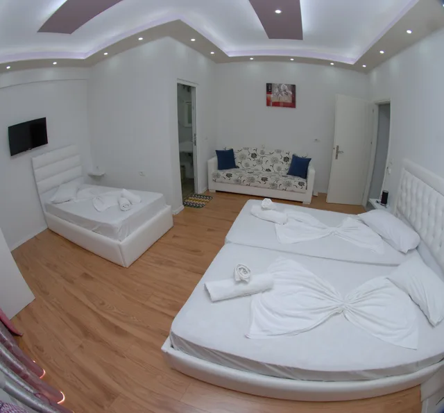 غرفة ثلاثية بسرير مزدوج وسرير فردي بإطلالة على البحر، Hotel Iliria Sarande 3/6