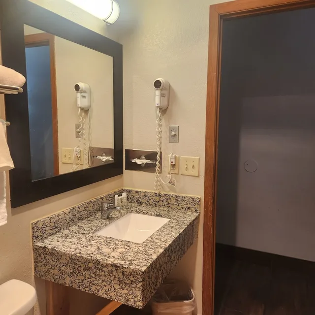 غرفة بسرير كينج بمطبخ صغير، Ramada by Wyndham Cedar Rapids South 4/4
