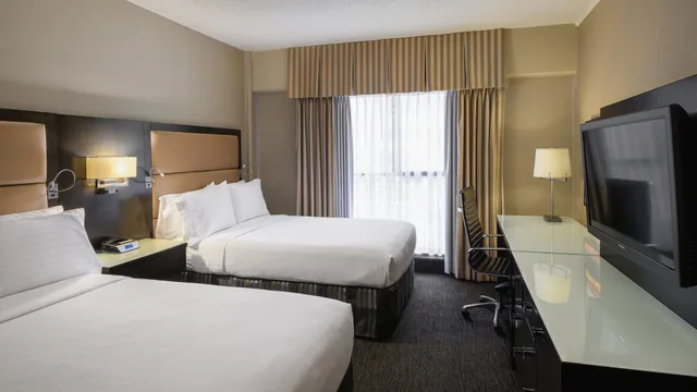 غرفة قياسية بسريرين كوين بشرفة، HOLIDAY INN HOTEL AND SUITES VANCOUVER DOWNTOWN 3/9