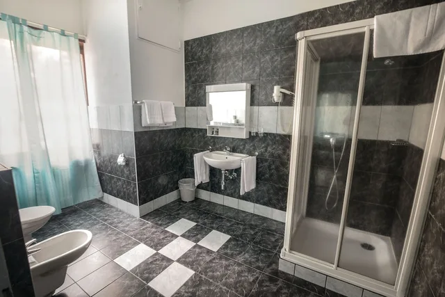 غرفة رباعية بأربعة أسرّة، Hotel Besso Lugano Center 3/3