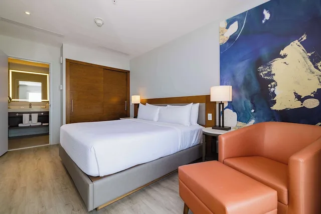 1 Bedroom, Grand, Suite, King Bed, Ocean Front، Embassy Suites by Hilton Aruba Resort 4/5