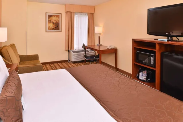 غرفة بسرير كينج مع أريكة، Best Western Plus Richmond Airport Hotel 3/8