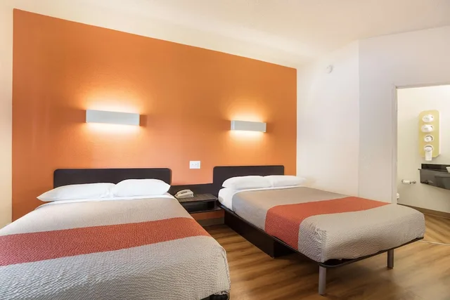 غرفة قياسية بسريرين مزدوجين لذوي الإعاقة، Motel6 Orlando, FL - International Dr 4/6