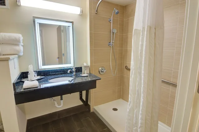 Room, Queen Bed, No Balcony, Accessible، Guy Harvey Resort St. Augustine Beach 5/5