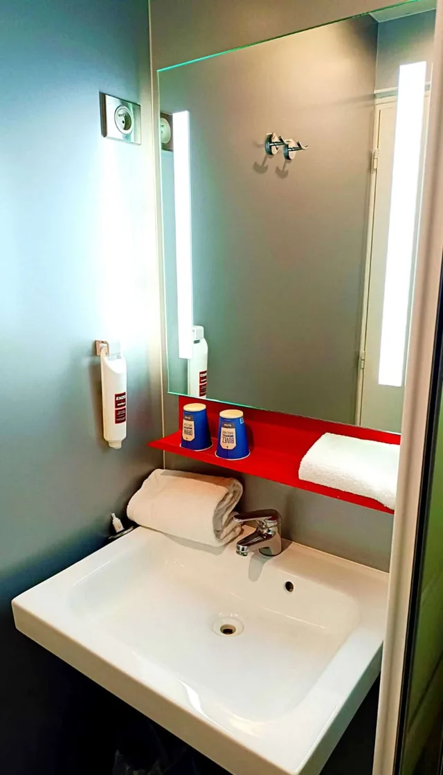 غرفة قياسية بسرير كوين وسرير مزدوج، Enzo Hotels Trappes by Kyriad Direct 10/10