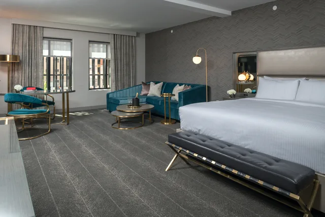 Deco, Suite, King Bed، Tulsa Club Hotel Curio Collection By Hilton 2/8