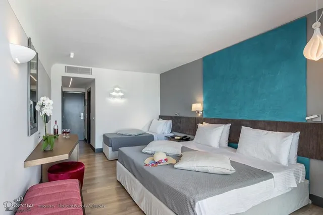 غرفة بسرير كوين وسرير فردي بإطلالة على الحديقة، DORETA BEACH RESORT 2/5