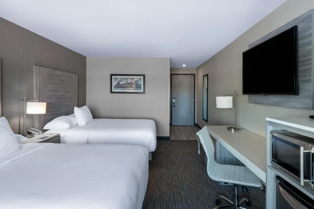 غرفة ديلوكس بسرير كينج وسريرين كوين، Wingate by Wyndham Kanata West Ottawa 1/8