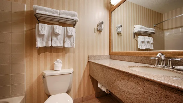 غرفة بسرير كوين، Best Western Plus Landmark Inn 3/4