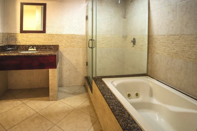 جناح سوبيريور بسرير كينج بإطلالة جزئية على البحر، Hotel Costa Ensenada 2/2