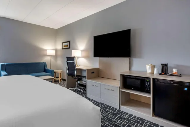 Deluxe, King Bed, No Elevator, Sofa، Comfort Inn Hyannis - Cape Cod 7/10