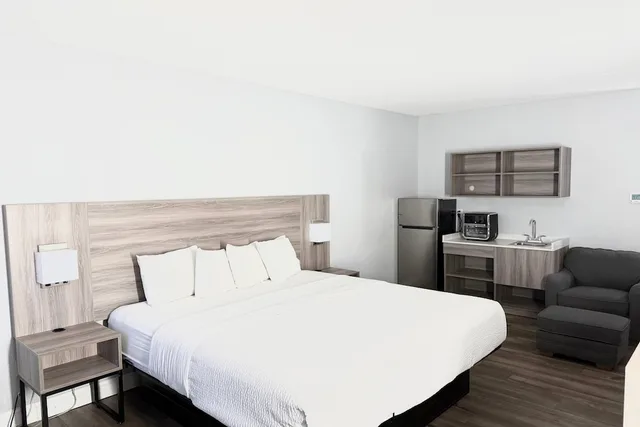 جناح بسرير كينج بمطبخ صغير، Baymont By Wyndham Indianapolis South 2/8