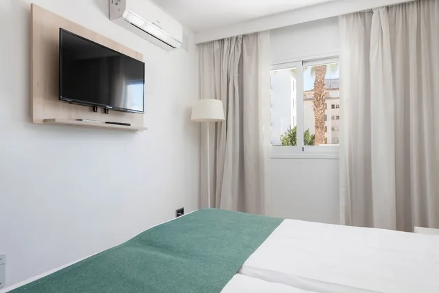 شقة بسريرين منفصلين بإطلالة على الحديقة بشرفة مع أريكة، Olive Beach Apartments 5/9