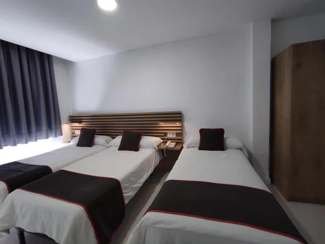 غرفة بسرير مزدوج مع سرير إضافي، Hotel Emperatriz Ii 4/9
