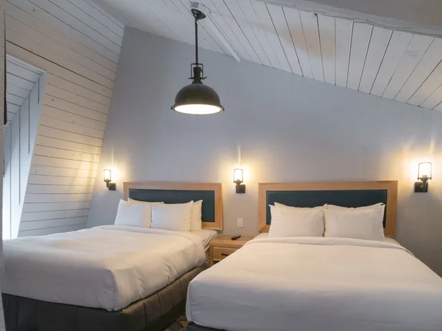 1 Bedroom, Plus, Loft, 3 Queen Beds، Tunnel Mountain Resort 2/3
