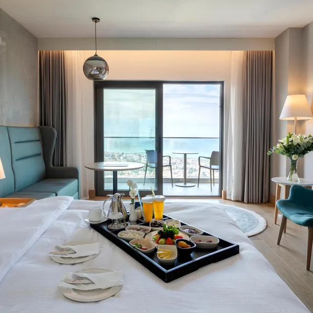 غرفة بسرير مزدوج أو سريرين منفصلين بإطلالة على البحر بشرفة، Radisson Blu Hotel Trabzon 5/8