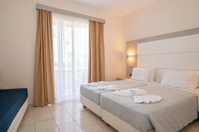 غرفة قياسية بسريرين منفصلين، Costa Angela Seaside Resort 1/10