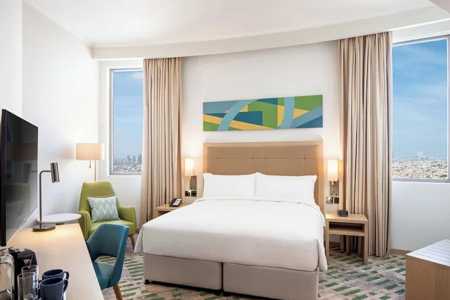 غرفة بريميوم بسرير كينج، Holiday Inn & Suites Dubai Science Park 2/5