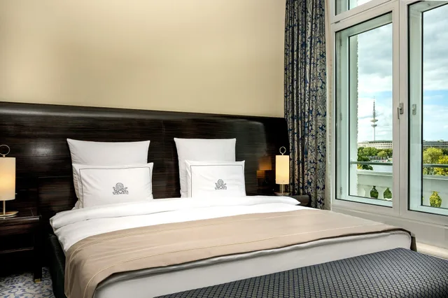 غرفة ديلوكس بسرير كينج بإطلالة، Hotel Atlantic Hamburg, Autograph Collection 4/7