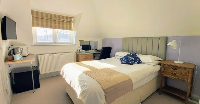 غرفة بسرير مزدوج بإطلالة على الحديقة بمطبخ صغير، Oxford Guest House 1/5