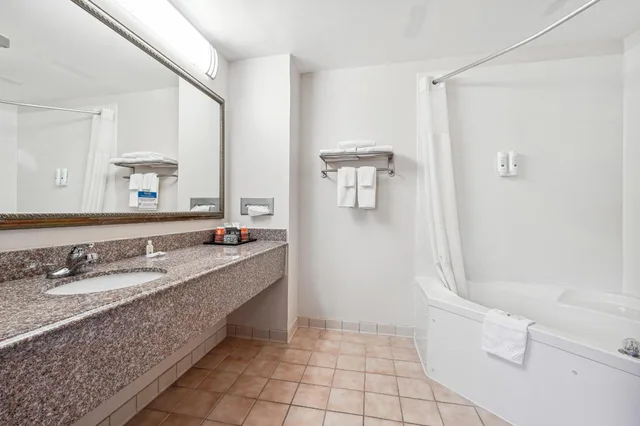 غرفة رباعية بحوض جاكوزي، Quality Inn & Suites Dawsonville GA 3/4