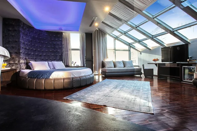 Princess, Suite, King Bed, City View, Sofa, Jetted Tub, Diamond Suites 2/4