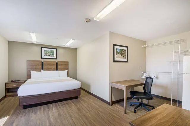 Efficiency, 2 King Beds, Suburban Studios Sterling - Washington Dulles 2/4