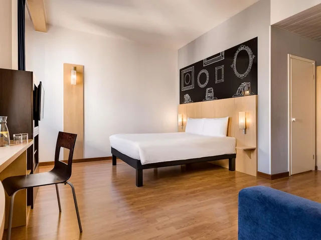 Family, 1 Double and 1 Single Bed, Ibis Kiev City Center 2/9