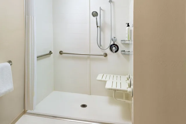 غرفة بسرير كينج لذوي الإعاقة، Fairfield Inn Suites By Marriott Atlanta Buckhead 5/6