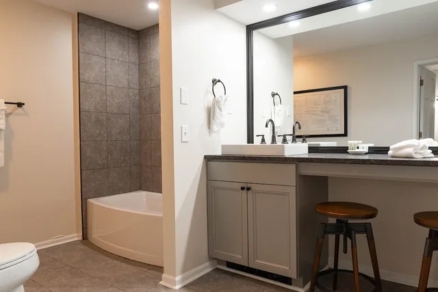 Suite, 1 King and 2 Queen Beds, The Inn at Crestwood 10/10
