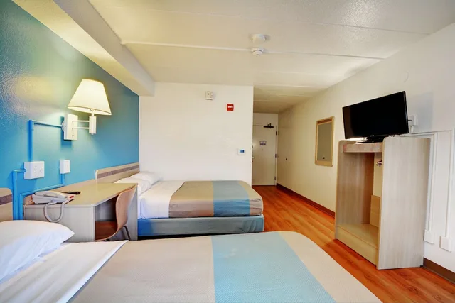 Standard, Quadruple, 2 Queen Beds, Motel6 Newport, RI 3/10