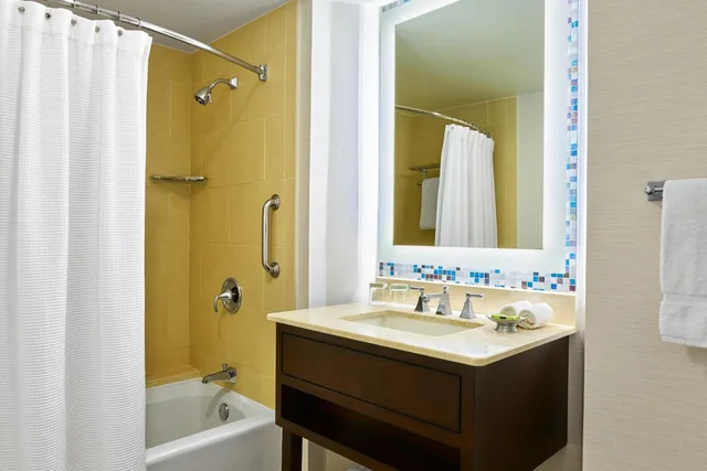 غرفة تقليدية بسرير كوين، The Westshore Grand, Tampa, A Tribute Portfolio Hotel 2/2