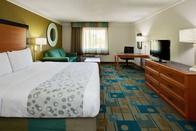 غرفة ديلوكس بسرير كينج، La Quinta Inn & Suites by Wyndham St. Pete-Clearwater Airpt 1/3