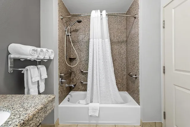 غرفة بسريرين كوين لذوي الإعاقة، La Quinta Inn & Suites by Wyndham Houston Energy Corridor 9/10