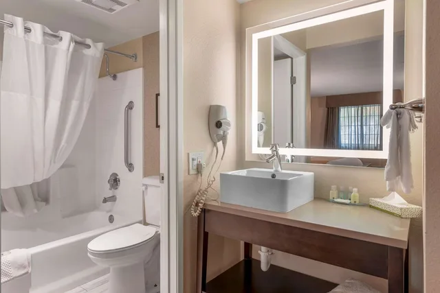 جناح بسرير كوين، Quality Inn & Suites Camarillo-Oxnard 3/3