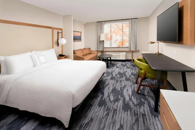جناح بسرير كينج مع أريكة بحوض استحمام لذوي الإعاقة، Fairfield Inn Suites By Marriott Alexandria Landmark 1/4