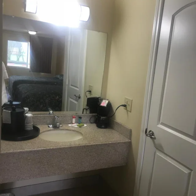 Room, Queen Bed, Navasota Inn 2/3