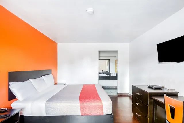 غرفة بسرير كينج، OYO Hotel Baton Rouge East I-12 Louisiana 1/6