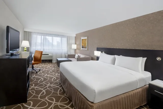 غرفة تنفيذية بسرير كينج، Crowne Plaza Kitchener Waterloo 1/5