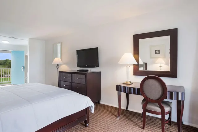 غرفة قياسية بسرير كينج، Rodeway Inn at Somers Cove Marina 3/3