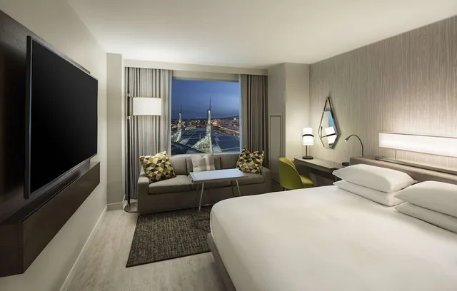 Room, King Bed, City and River View, Sofa، Hyatt Regency Portland At The Oregon Convention Center 2/5