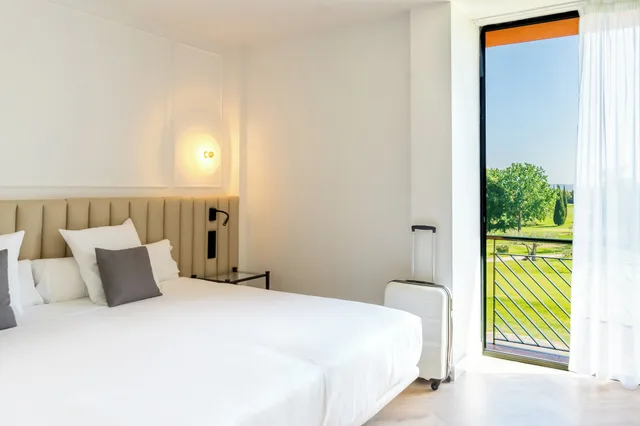 غرفة أساسية بسريرين منفصلين، Torremirona Golf & Spa Resort 1/3