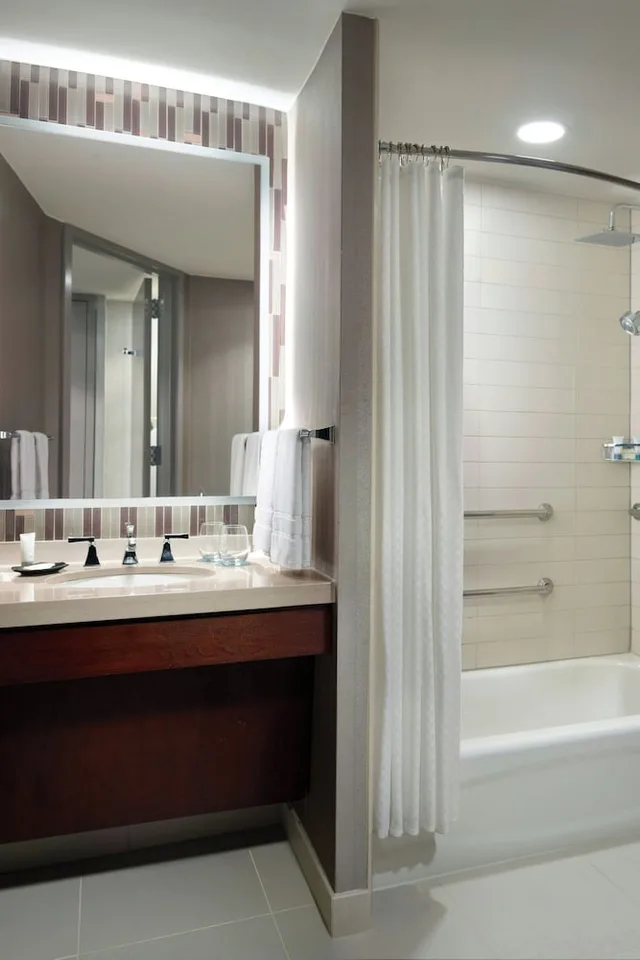غرفة تقليدية بسرير كوين لذوي الإعاقة، The Westin Peachtree Plaza Atlanta 3/4