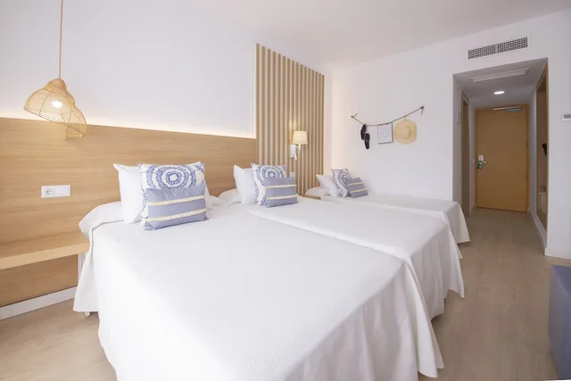 غرفة ثلاثية بثلاثة أسرّة بإطلالة على المسبح، Hotel Cala Font 2/5