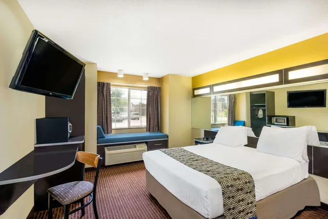 غرفة بسرير كوين، Microtel Inn & Suites by Wyndham Bowling Green 2/2