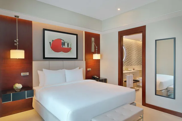 جناح عائلي بسرير كينج بشرفة بغرفتي نوم، Hilton Doha The Pearl Residences 2/6