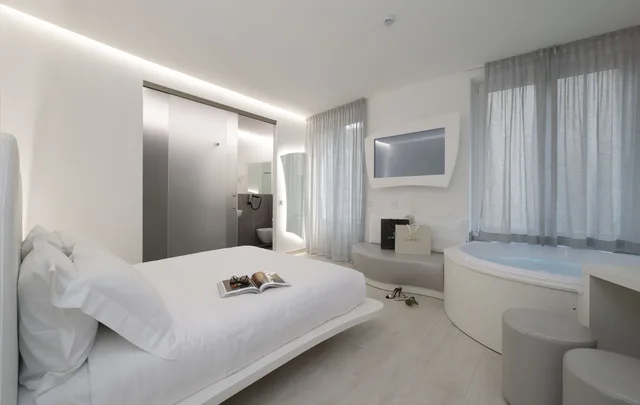Superior, Queen Bed, Jetted Tub, AHD Rooms 1/3