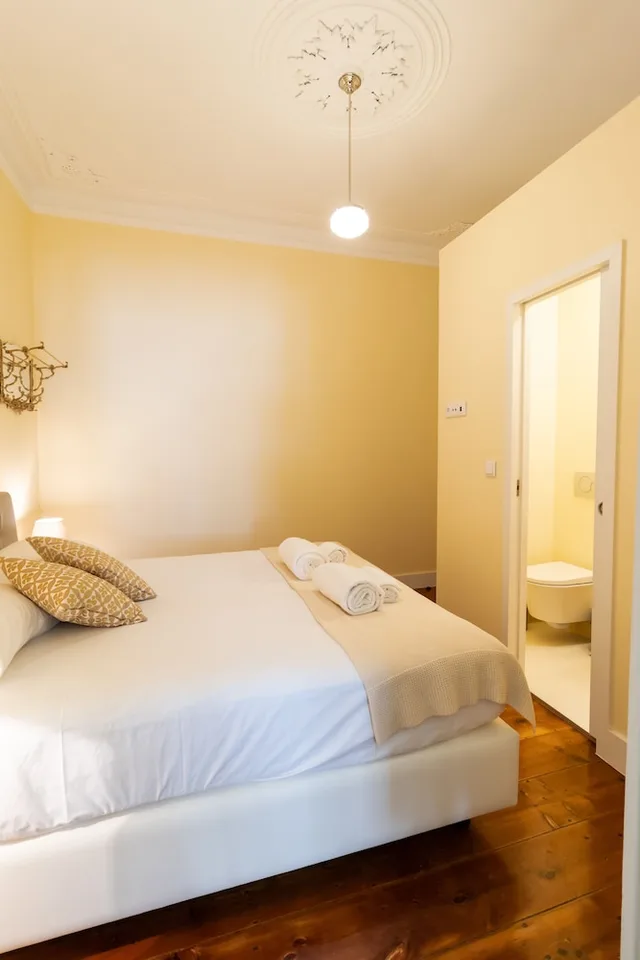 Economy, Queen Bed, No Window، 1898 Home and Suites 1/3
