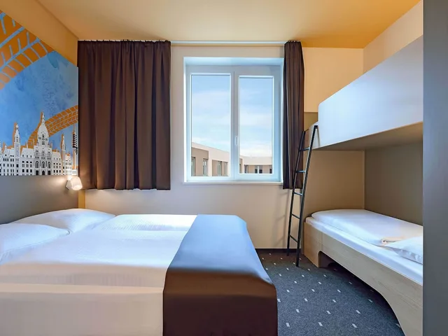 غرفة رباعية بسرير كوين وسرير بطابقين، B&B Hotel Hannover-City 1/3