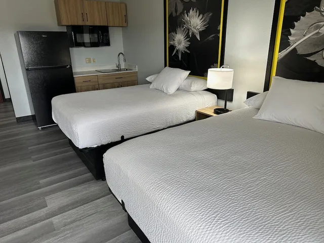 غرفة بسريرين مزدوجين بمطبخ صغير، Super 8 by Wyndham Alexandria LA 5/7